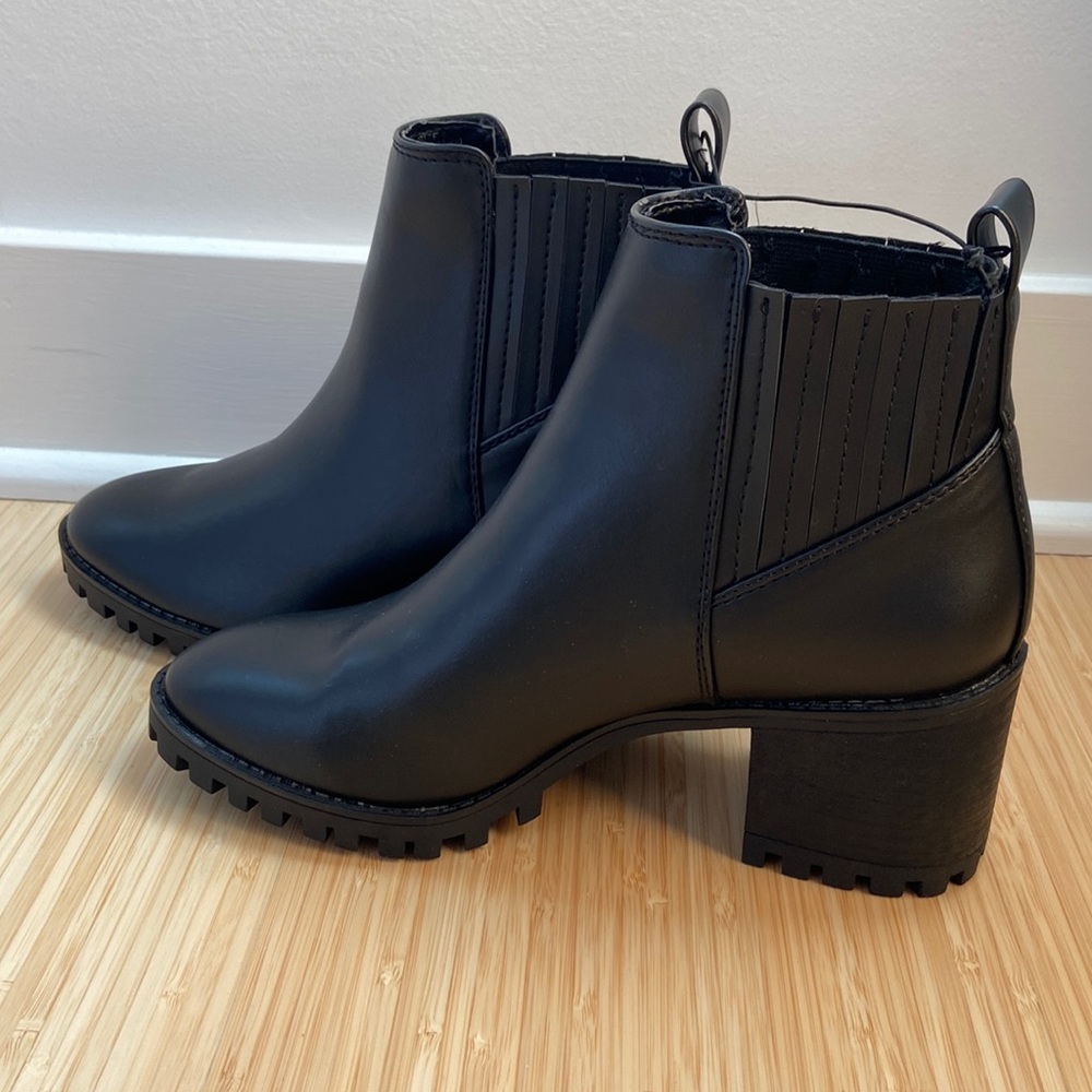 Banana Republic Lug Sole Boot (NWT) Size 6